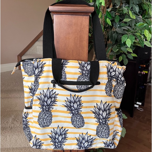 Water resistant beach bag/tote with Zipper. - Picture 7 of 12